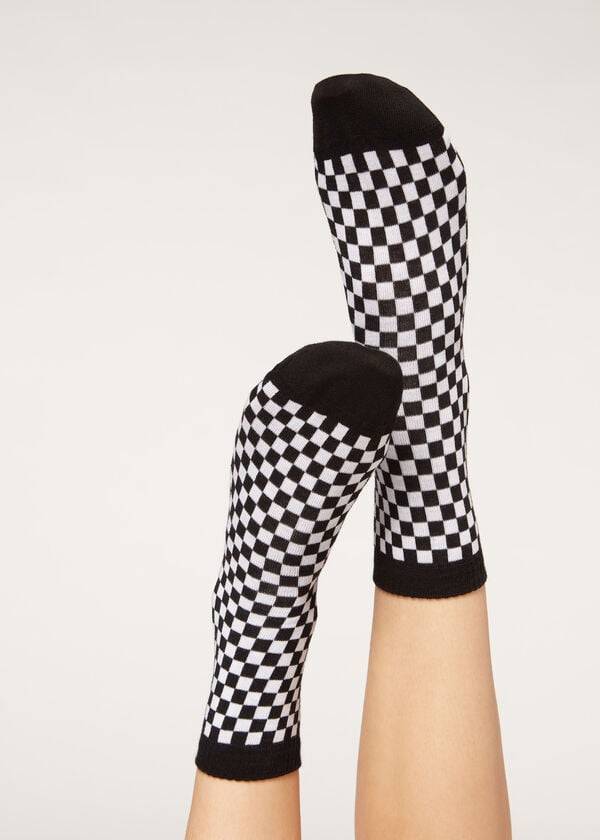 schwarze damen-socken von calzedonia mit karomuster